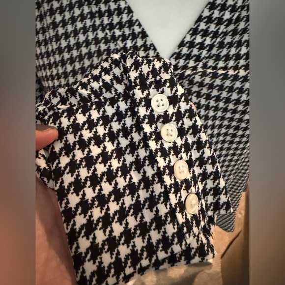 Ann Taylor 🖤🤍 houndstooth size large blouse button sleeves v neck EUC - Picture 2 of 6